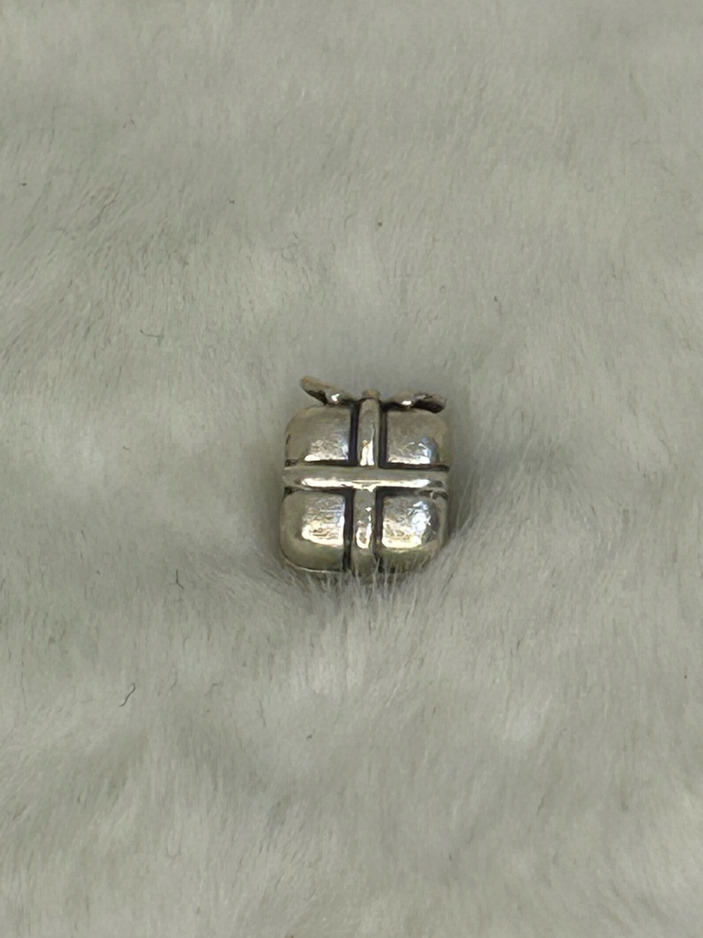 PANDORA PRESENT CHARM